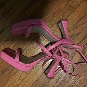 Pink Heels, only walked a block with it to try / like new ,without the box .
